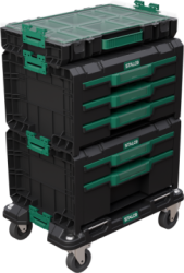 Zestaw skrzyń na platformie...