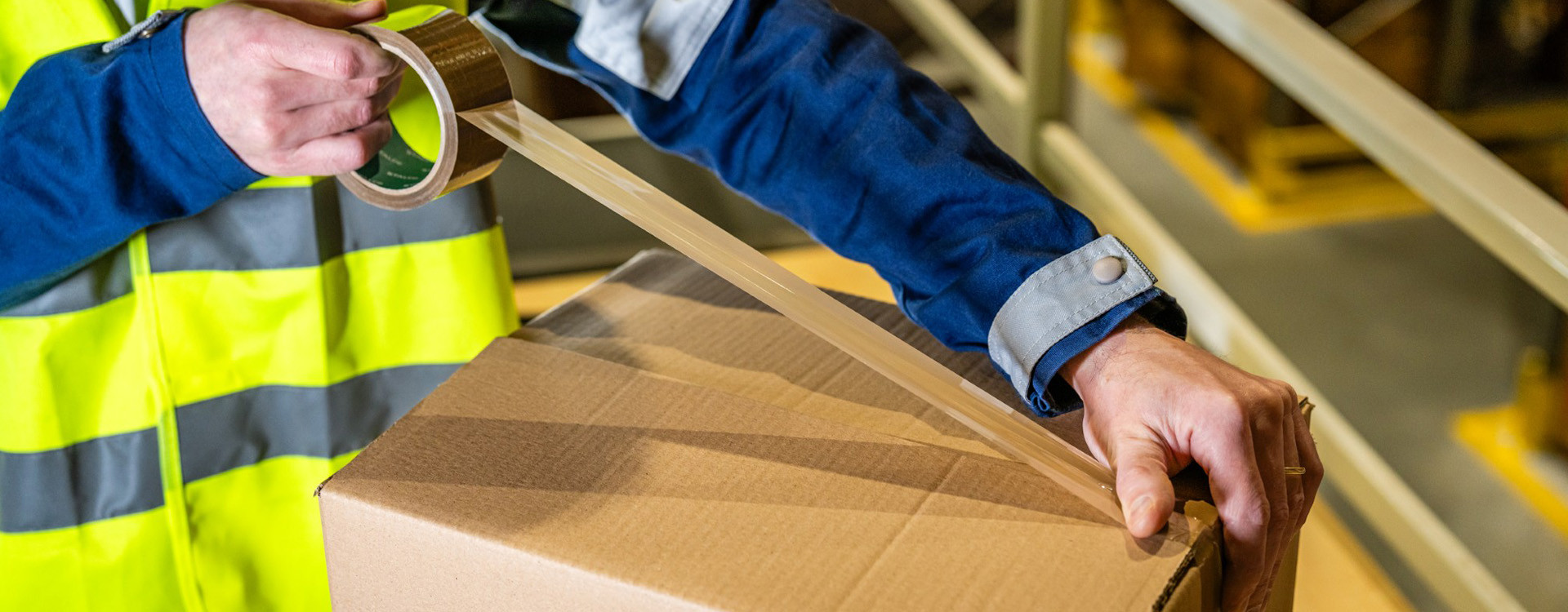 Taśmy ostrzegawcze BHP i pakowe – praktyczne wsparcie w każdym miejscu pracy