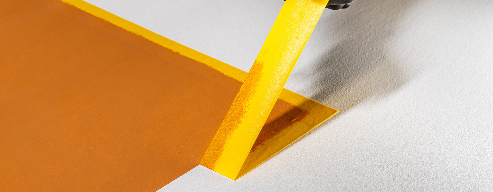 Taśma malarska krok po kroku – jak uzyskać idealnie równe krawędzie?