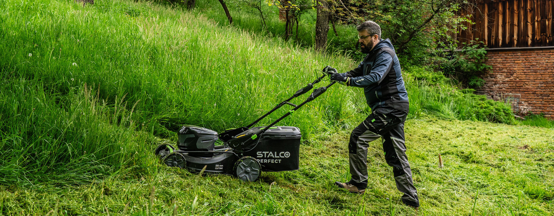 Koszenie trawnika przed zimą – kiedy jest najlepsza pora?