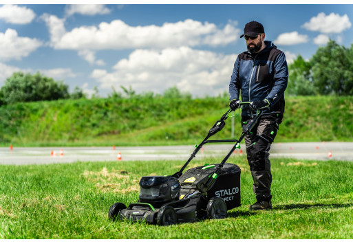 Koszenie trawnika przed zimą – kiedy jest najlepsza pora?